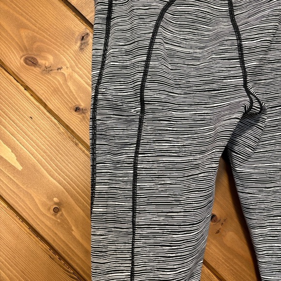 Athleta Women's White & Black Striped Capris Small - Picture 4 of 6